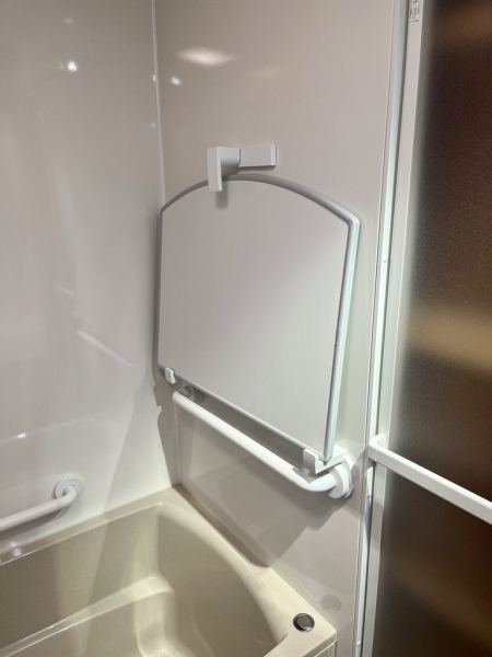 ハンドバーと一体型の風呂ふたフック